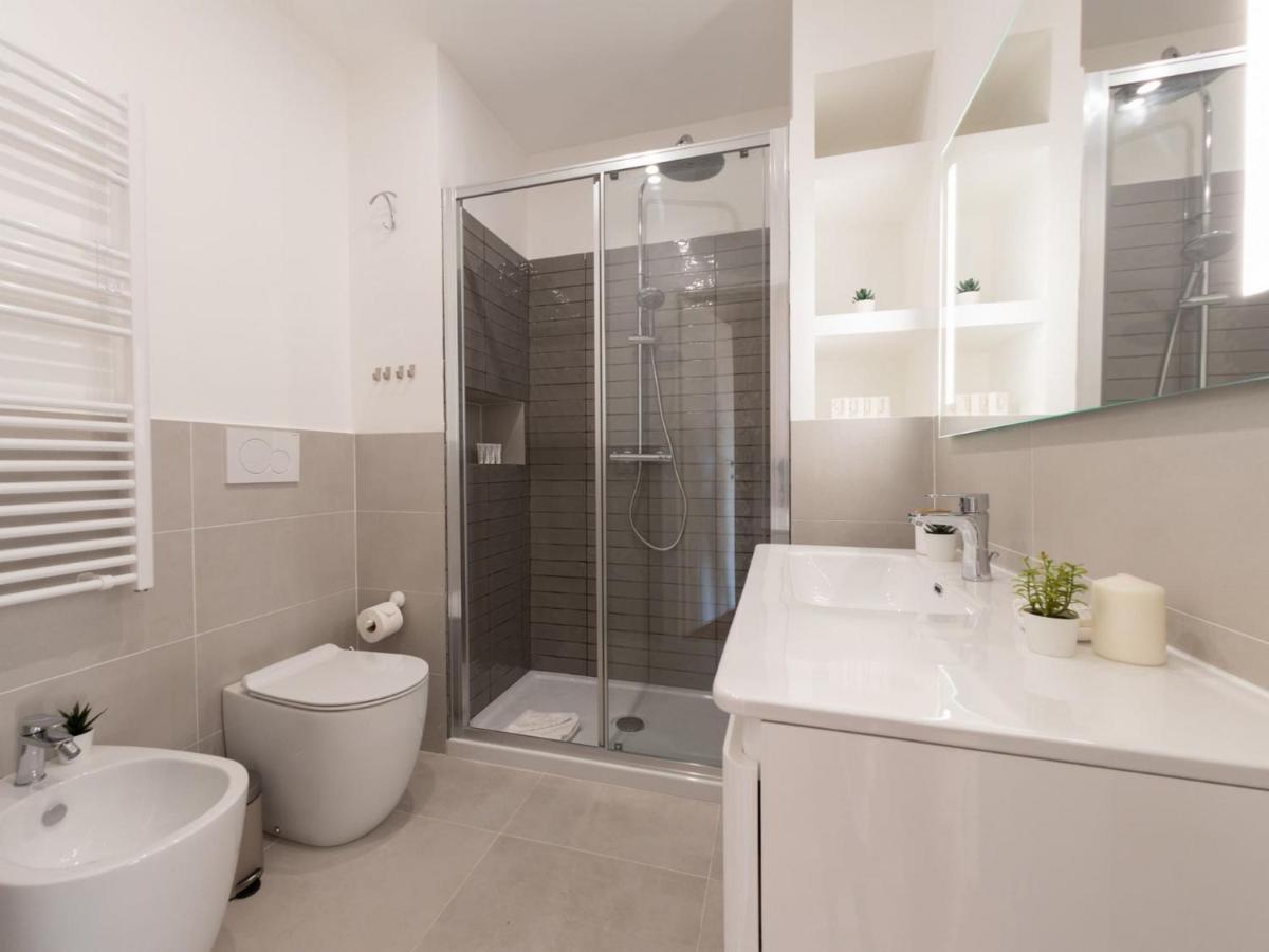 The Rent - Bright Near Isola Tiberina Rom